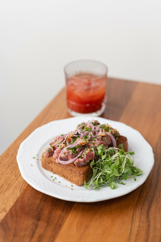 brioche steak tartare en bloody mary